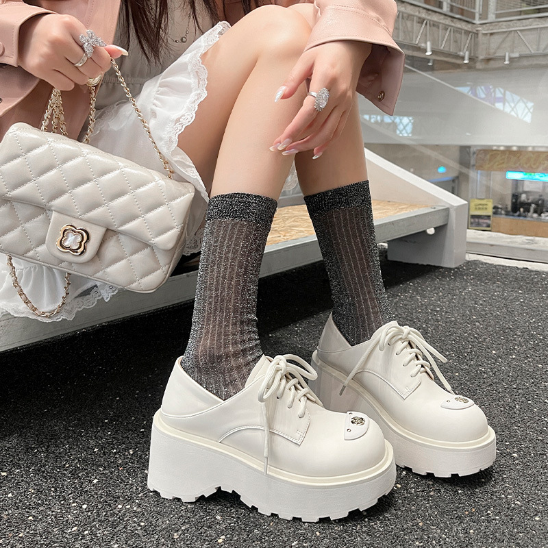 Giày cao gót nữ đế xuồng platform phong cách ngọt ngào họa tiết hoa sơn trà, quai dây buộc, gót 6 cm có thể bẻ gót — màu đen, màu trắng ngà