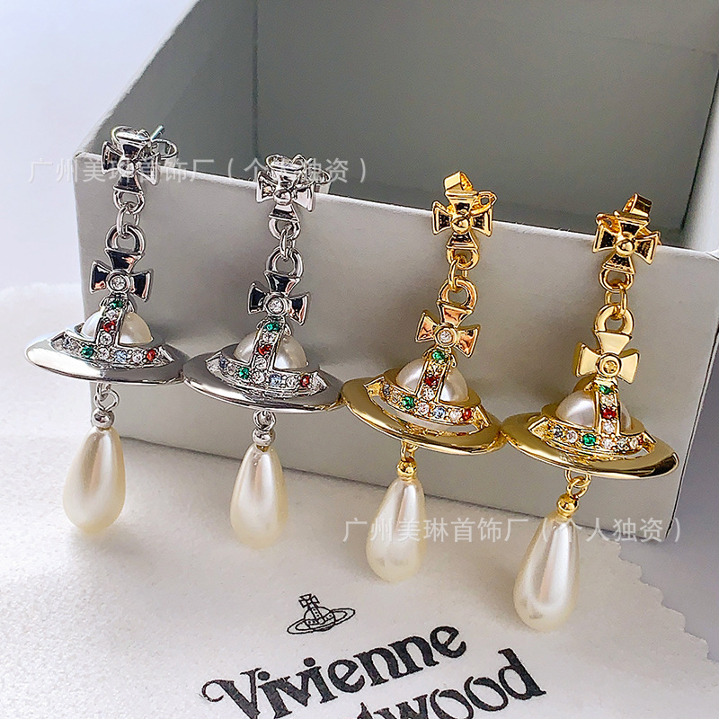 Classic three dimensional earrings from pearl drop-shaped