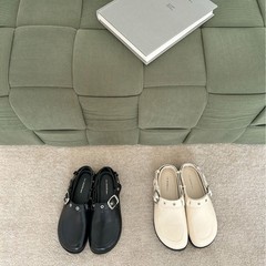 Lamode class 2025春の新型包頭ベーケン靴の女性は足を組んで厚い底の半スリッパを履いています。