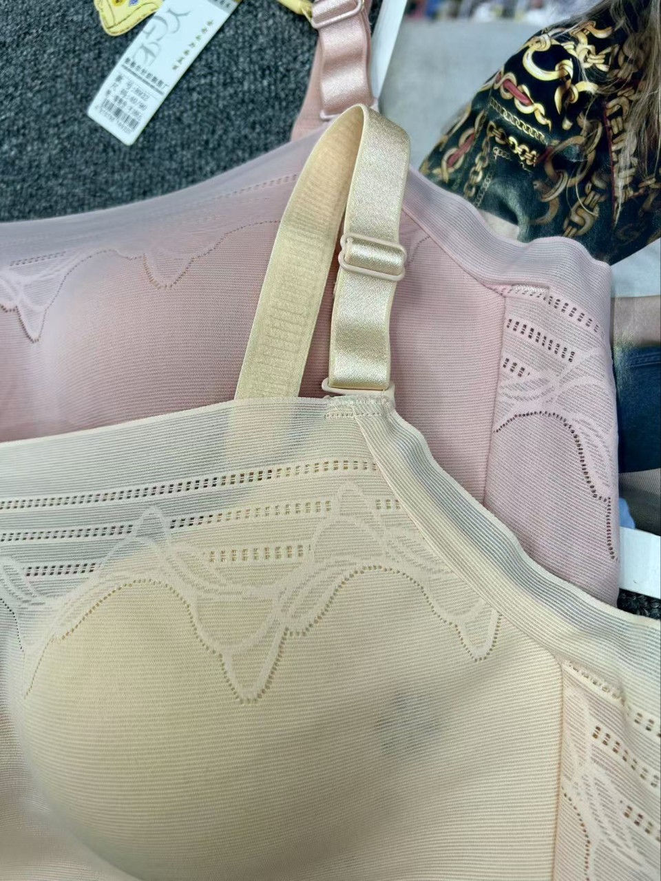 Fabricantes al por mayor nueva ropa interior de encaje para limpiar la espalda sin anillo de acero para reunirse bra taza gruesa