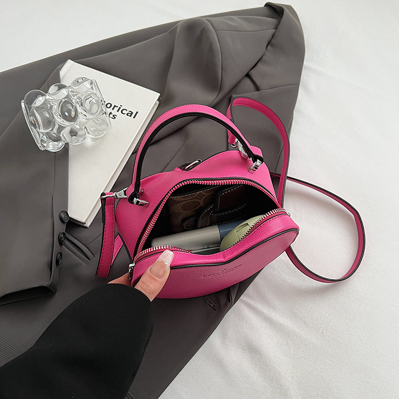 Bolso de hombro transfronterizo para mujer Tendencia de la moda europea y americana Letras clásicas Logotipo en relieve Bolso en forma de corazón Bolso casual de todo fósforo