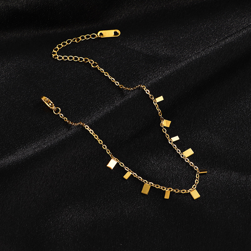 Pie cuadrada simple de bosque dorado, acero de titanio femenino, no se desvanece, cadena de pie explosiva en vivo, diseño de nicho, joyería de pie