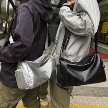 潮酷斜挎包男2024新款时尚大容量枕头包百搭轻便挎包女学生单肩包