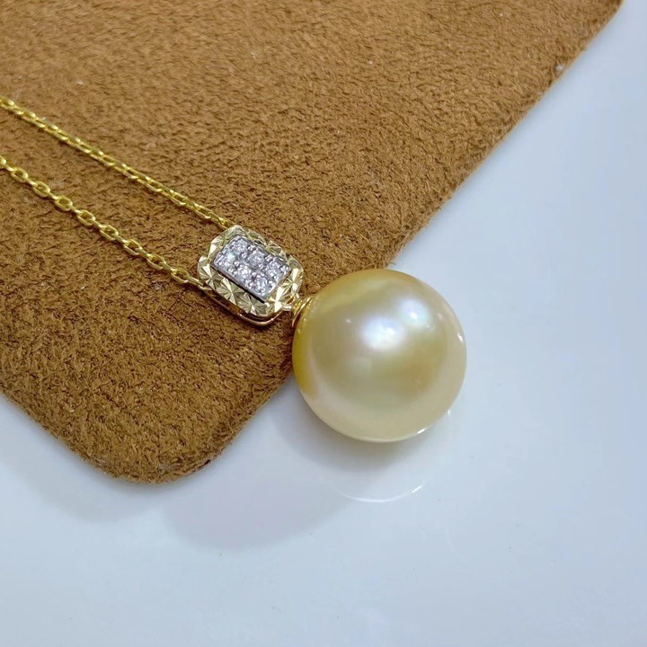 18k gold diamonds cast a unique diamond on the edge of the gorgeous…