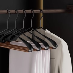 レトロな実木ハンガー家庭用ハンガー高級ホテル専用の軽豪華な鉄芸は太くて、跡のない服を掛けます。