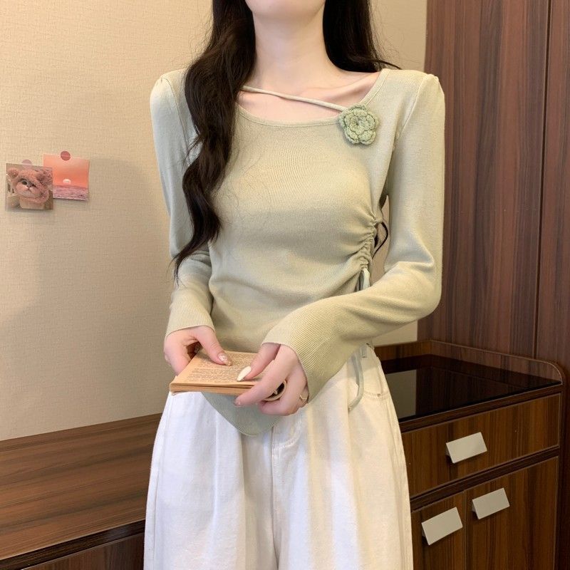 ドーパミンの赤い立体花の長袖のニットの女性の早秋の側は縄を引いて腰を収めてやせています。|undefined