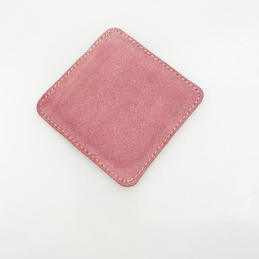 Limpie el cuero suave del club y use el cuero áspero para limpiar el club.