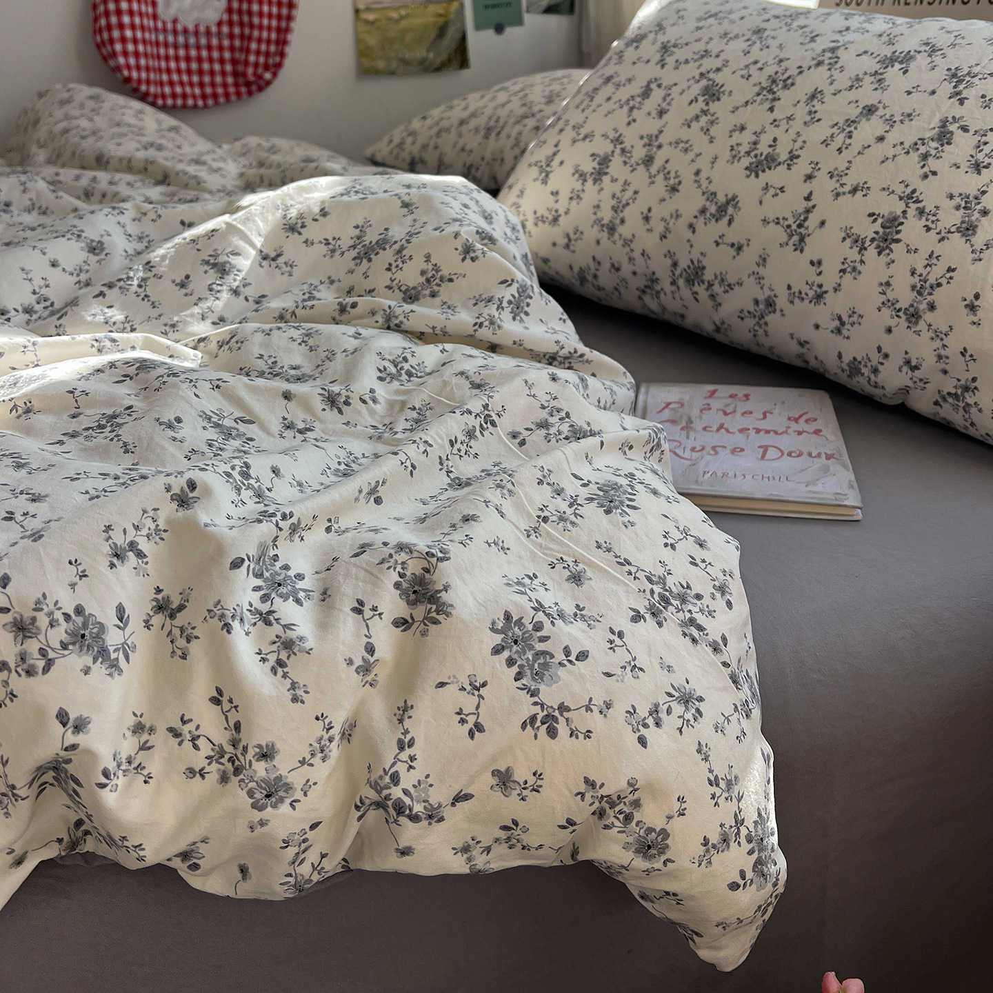 Una clase de cama ultra suave cuatro piezas de grado madre-infantil puede dormir desnudo sábanas cubierta de cama dormitorio de estudiantes tres piezas