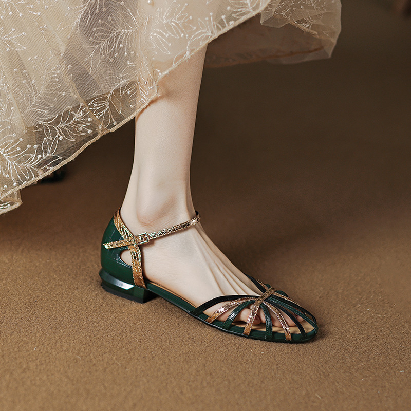 Dép sandal nữ đế bệt kiểu Pháp cổ điển, quai mảnh phối màu, thiết kế khoét lỗ và quai mắt cá chân — Màu xanh lục đậm
