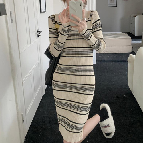 Hong Kong style Korean style black and white contrasting striped dress for women autumn and winter new slim fit and gentle temperament knitted long skirt