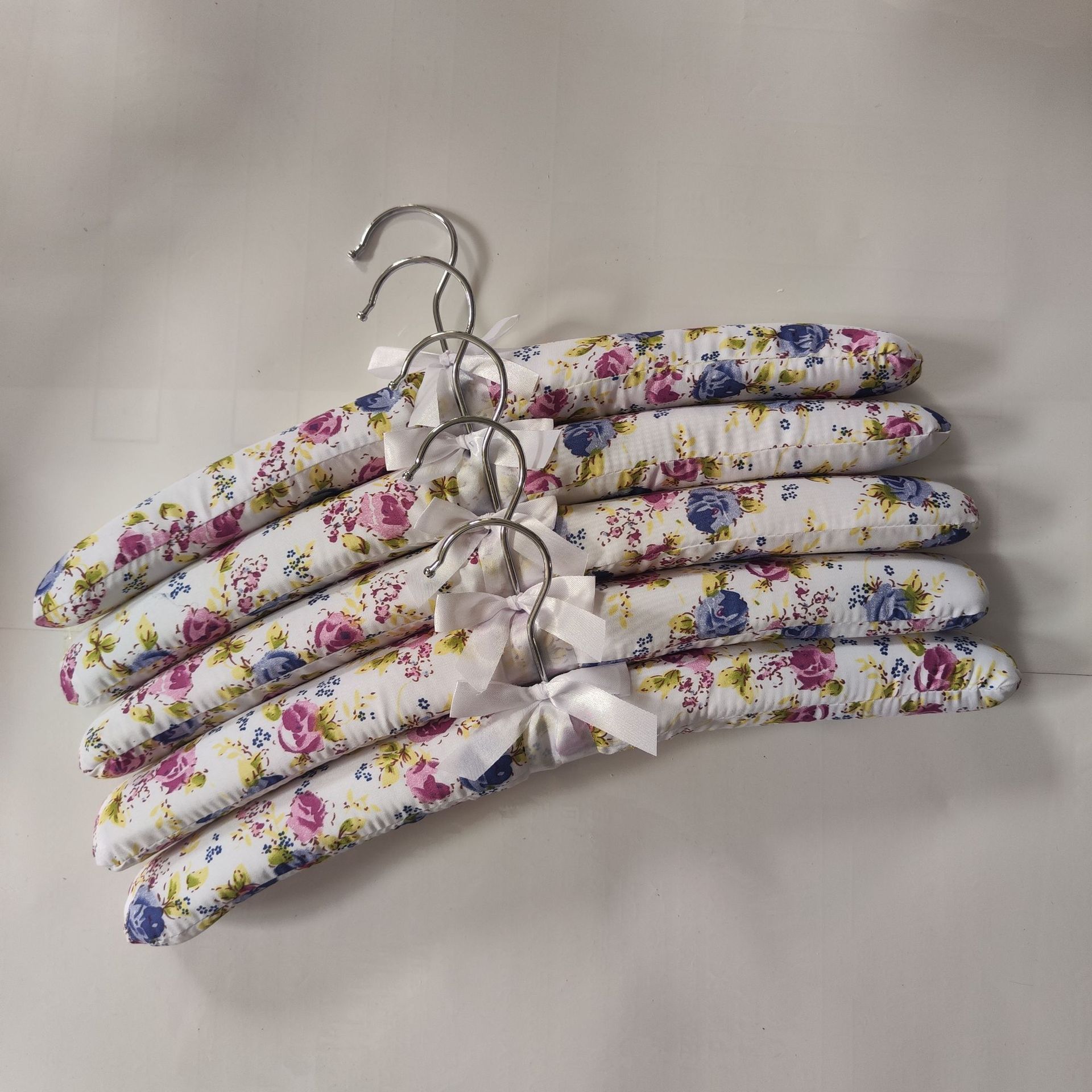 定制彩色绸缎布艺衣架服装店成人海绵加厚防滑收纳酒店展示衣架