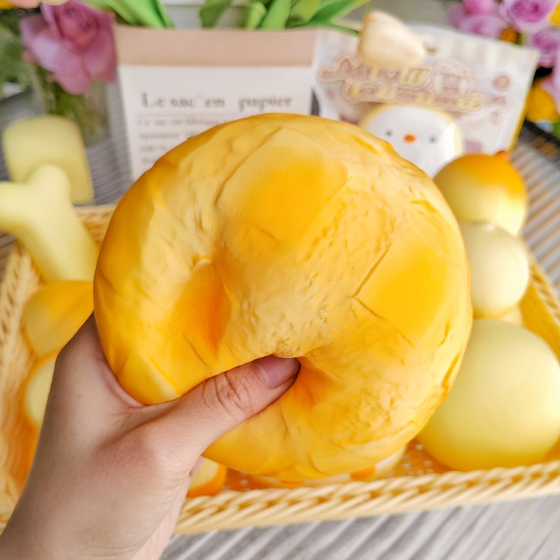 큰 노란색 파인애플 빵