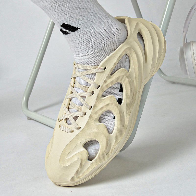 Summer new men's tide drag light outside wear hole shoes beach 48 yards men's slippers yeezy drag a generation of hair