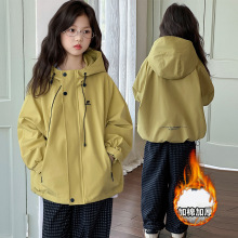 女童外套秋季2025新款休闲运动中大儿童刺绣连帽冲锋衣风衣秋冬款