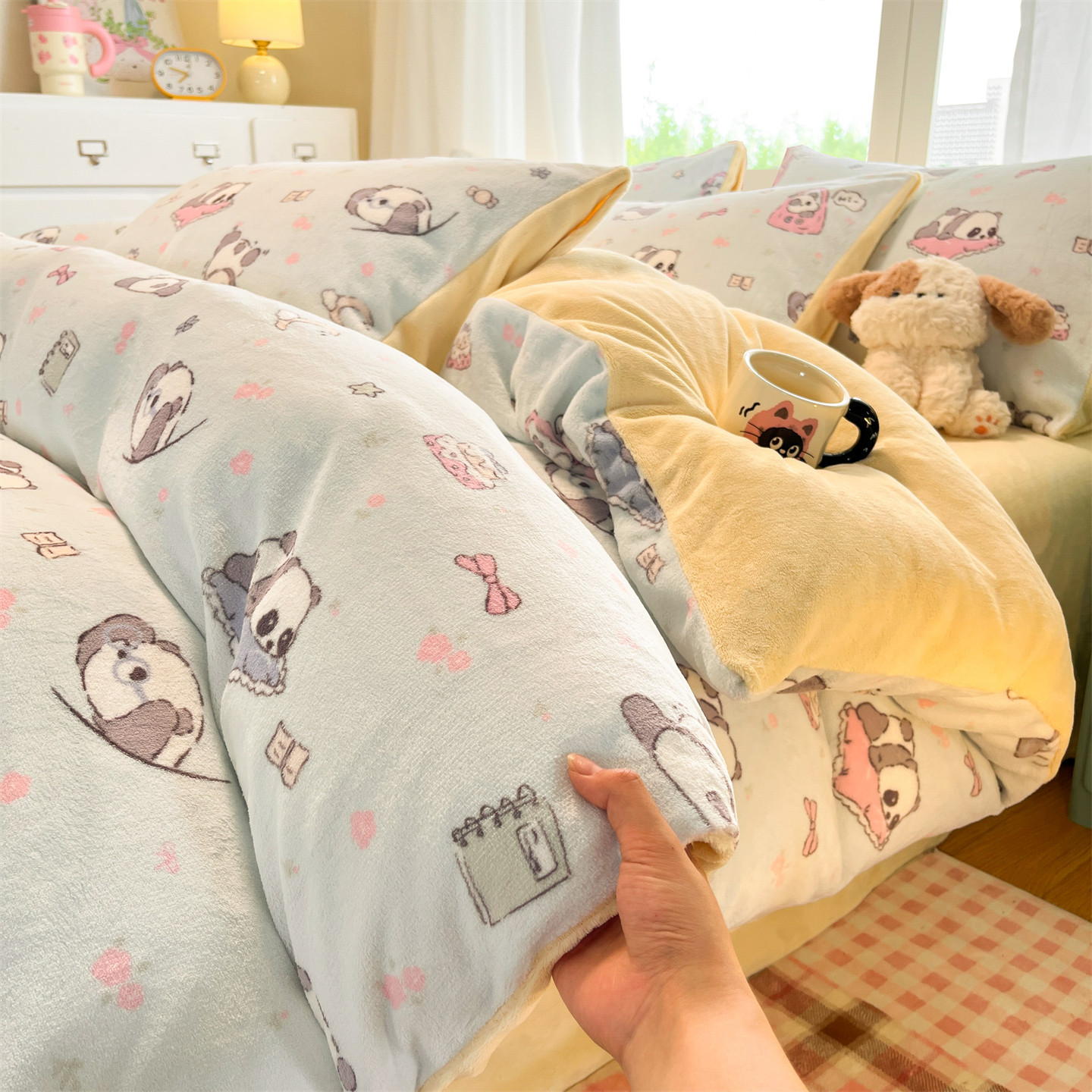 Leche cama de terciopelo conjunto de cuatro piezas 2025 nuevo coral terciopelo dormitorio cama de dibujos animados conjunto de tres piezas invierno terciopelo grueso