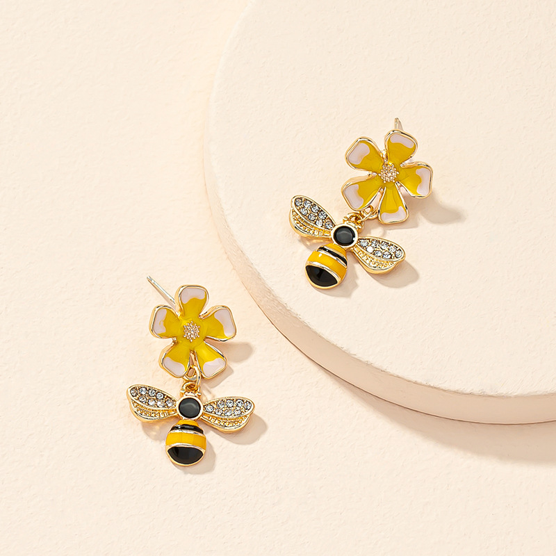 New Years ear jewelry bee flower earrings diamond drop oil earrings femalepicture2