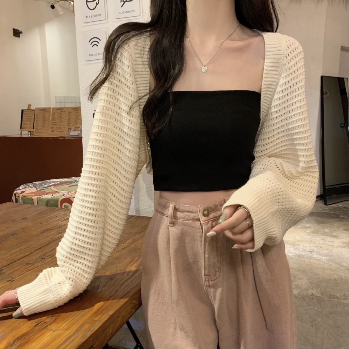 Fashionable short cardigan