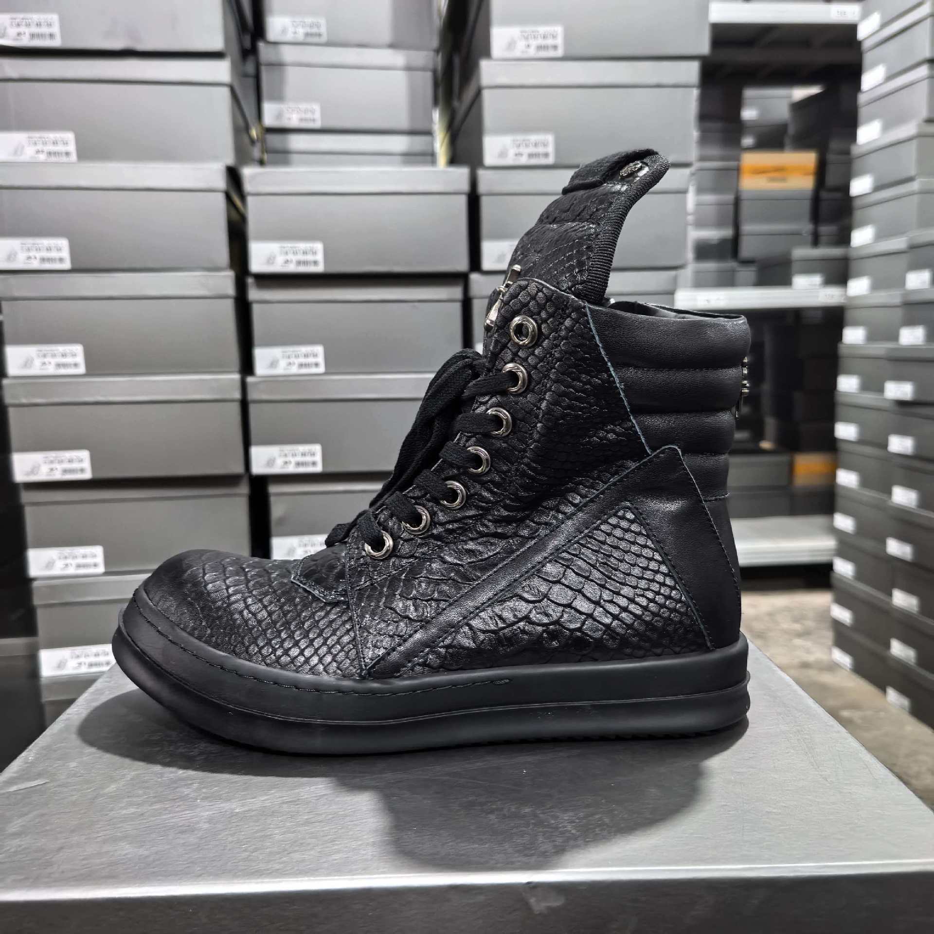 New In-Stock Ro Solid Color Dark High-Top Crocs Men's Shoes Classic Color Fashion Versatile Niche Casual Women's Couple Style