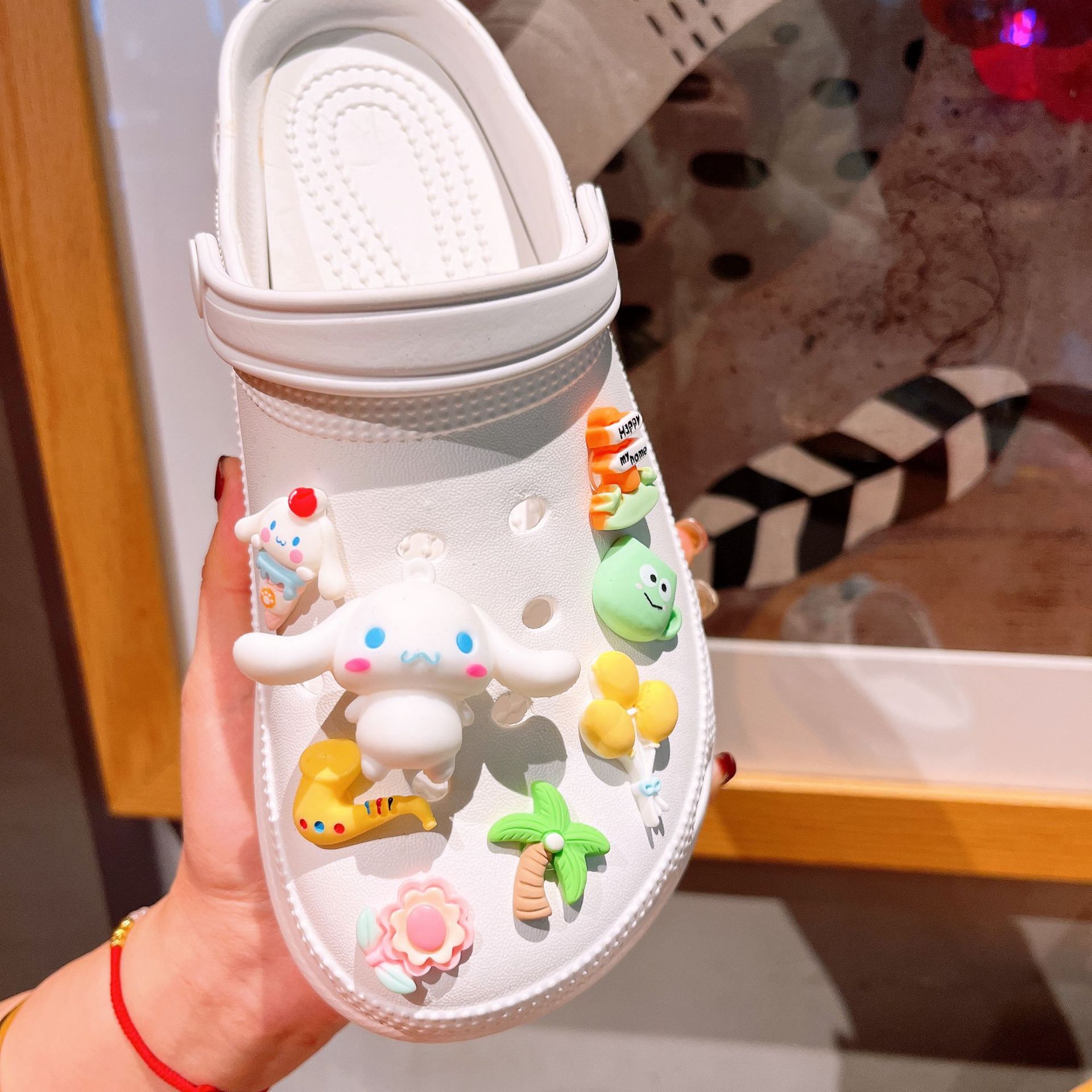 Diy nuevo agujero zapatos vibración luz intermitente LED zapato flor niños de dibujos animados decorativos Sanrio zapato tridimensional hebilla CRO lote