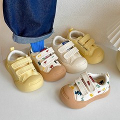 子供の倉庫のウサギの子供は口を開けてキャンバスの靴を笑います。