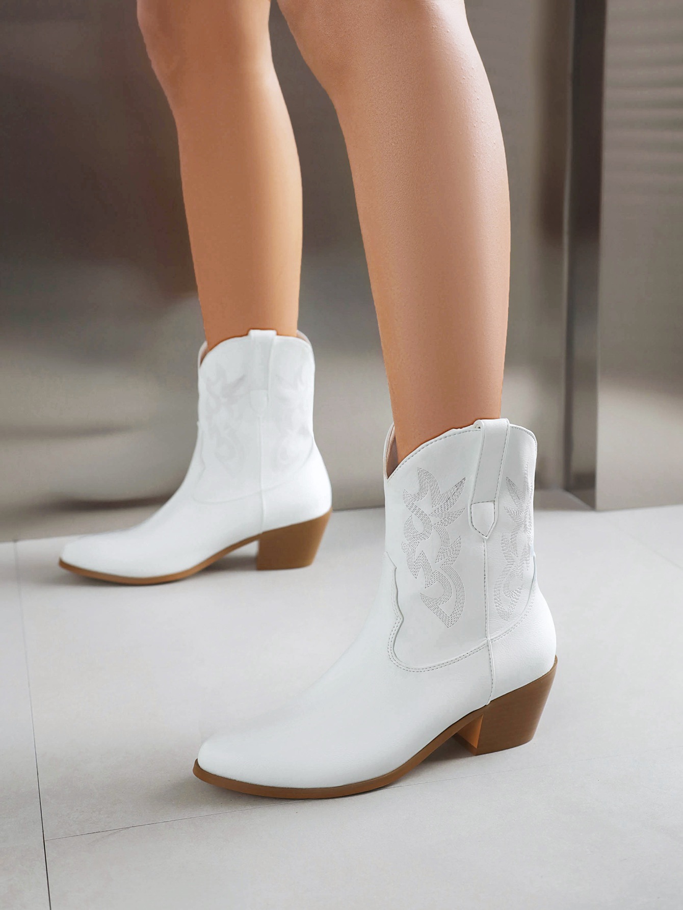 Plus-size women's ankle boots Fashion embroidered round toe western cowboy boots_voghion.com