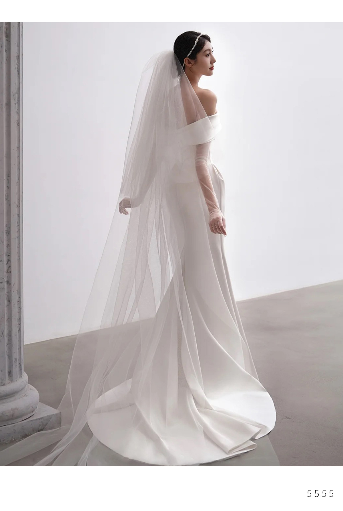 Elegante abito da sposa a sirena in raso con scollatura a spalle scoperte e strascico staccabile: abito da sposa senza tempo per spose moderne_voghion.com