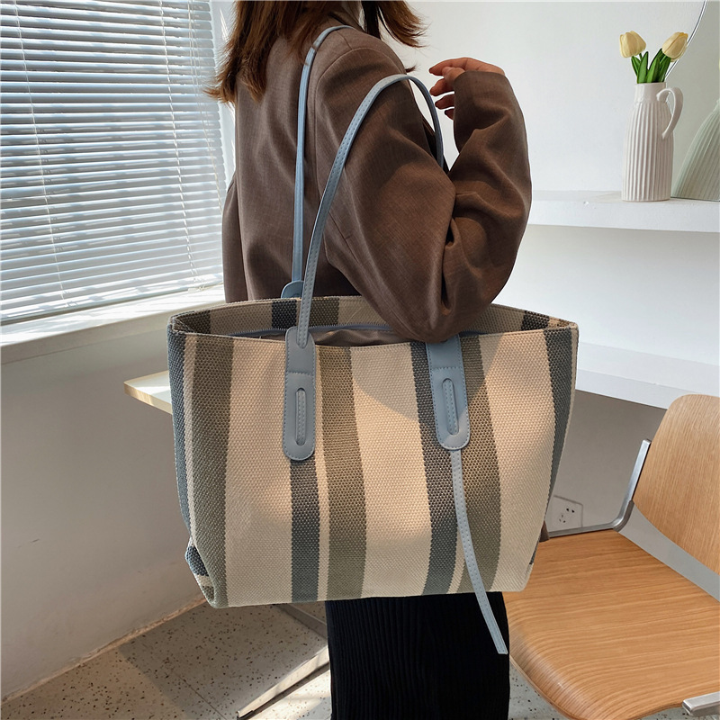 Fashion Large-capacity One-shoulder Contrast Color Striped Underarm Tote Handbags Wholesale Nihaojewelry display picture 11