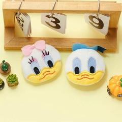 ぬいぐるみドナルドダックとデイジーの人形、ランドセルペンダント、かわいいブローチ、アクセサリー、衣料品アクセサリー、アヒルの人形