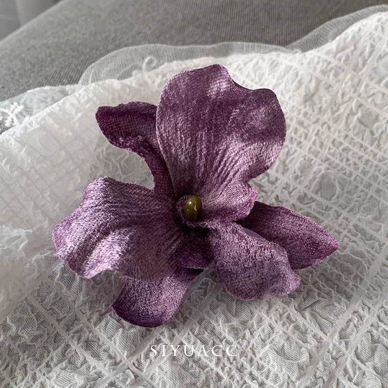 Chica caliente con flores naranjas orquídeas mariposa clips de cabello vacaciones fotos atmósfera clips de cabello