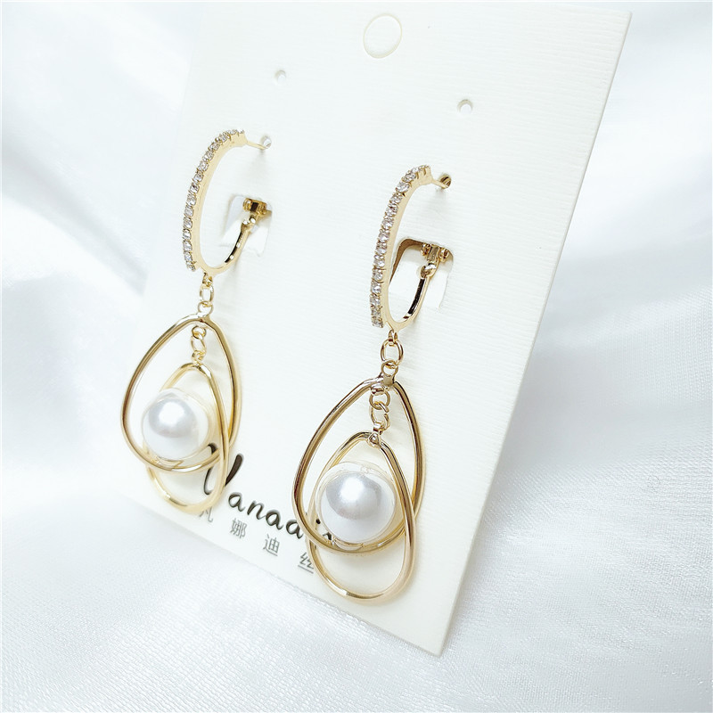 Korean Golden Geometric Pearl Earrings display picture 1