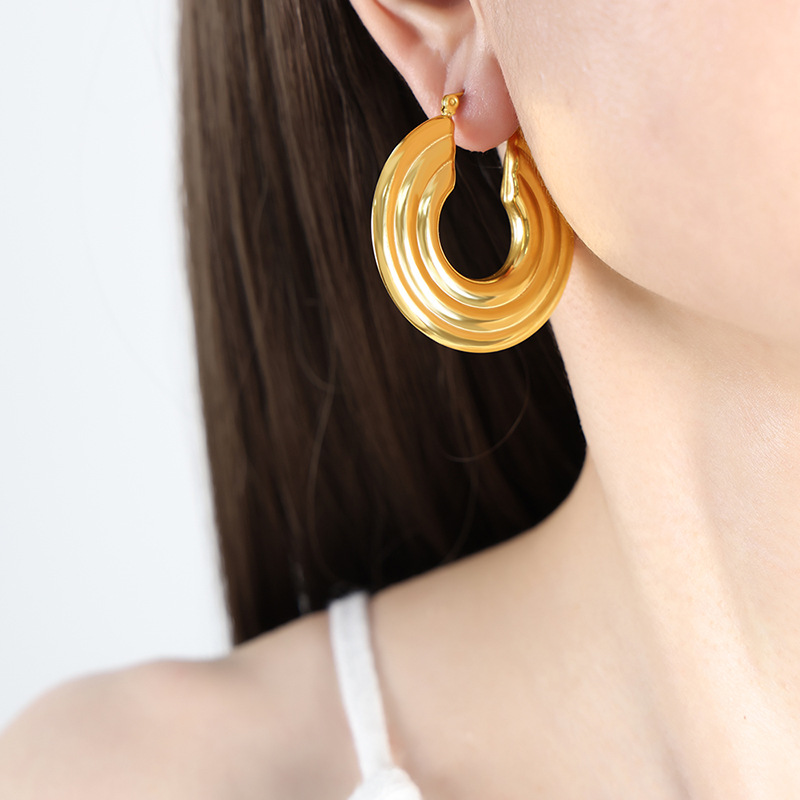 Pendientes de acero de titanio en forma de U de acero inoxidable chapado en oro pendientes joyería para mujeres Diseño personalizado de moda simple exagerada europea y americana