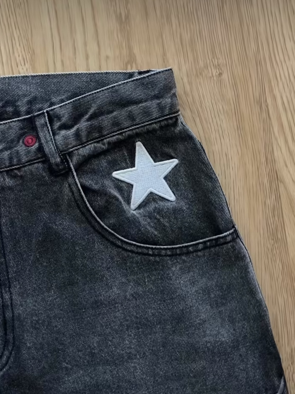 Europa y los Estados Unidos dibujos animados bordados transfronterizos jeans masculinos y femeninos Harajuku retro hacer viejos pantalones de tendencia universal