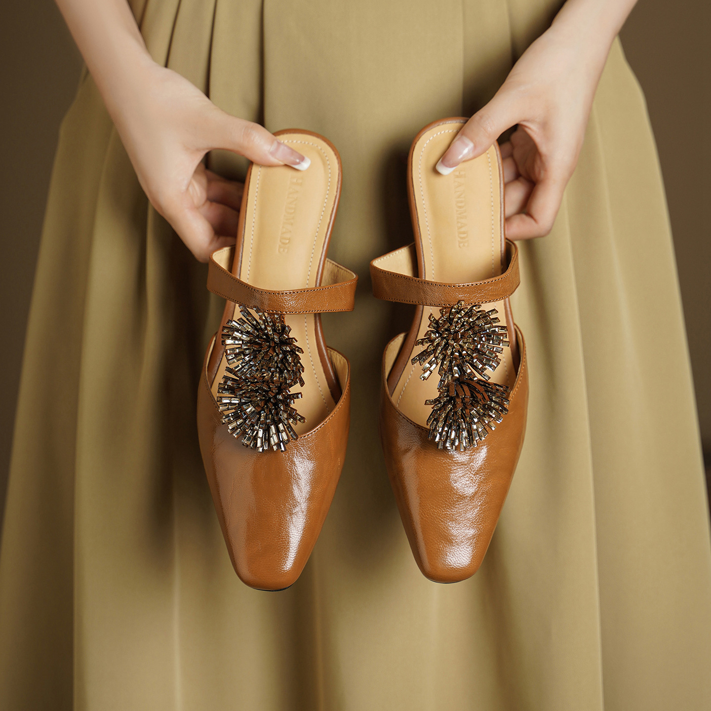 Dép sandal nữ xỏ ngón đế bệt mũi nhọn đính đá pháo hoa họa tiết hoa — Màu caramel cừu lật