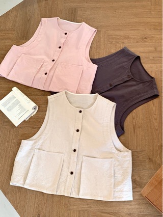 Round-Neck Buttoned Sleeveless Vest with Large Pocket Design, Practical and Stylish for Everyday Wear, Casual and Energetic Round-Neck Buttoned Sleeveless Vest with Large Pocket Design, Practical and Stylish for Everyday Wear, Casual and Energetic