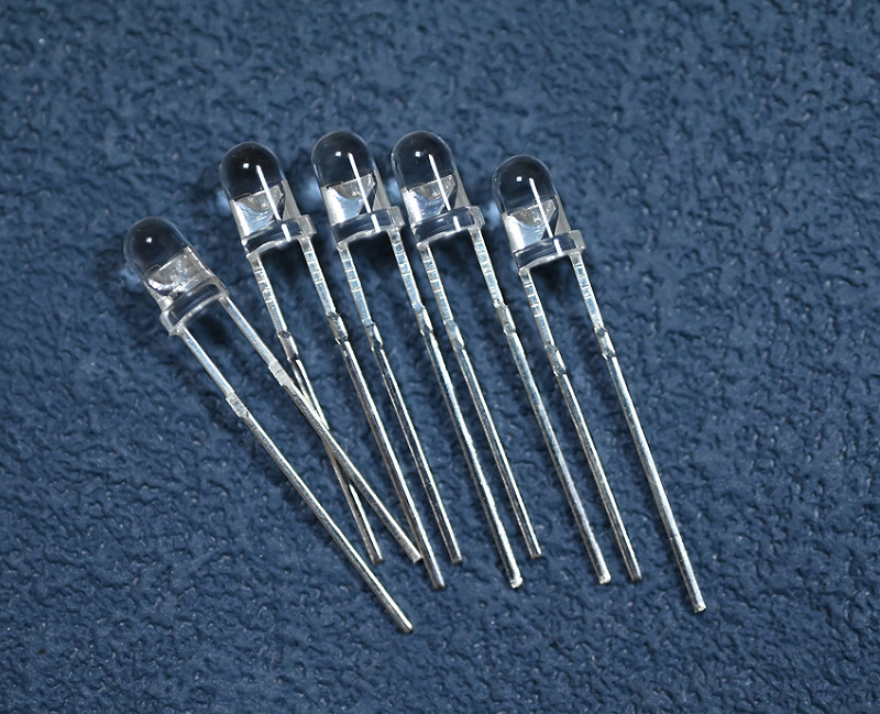 广东f3灯珠白色直插led灯珠白光超高亮高光效3mm圆头白光长脚短脚灯珠生产厂家