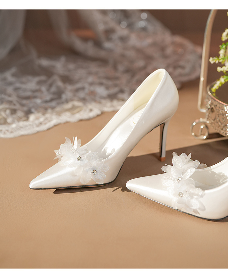 Witte satijnen stiletto bruidsschoenen met applicatie voor dames_voghion.com