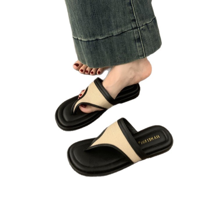 Sandalias y zapatillas chanclas planas negras estilo hada coreana para mujer en verano 2025 nuevos zapatos de playa casuales junto al mar