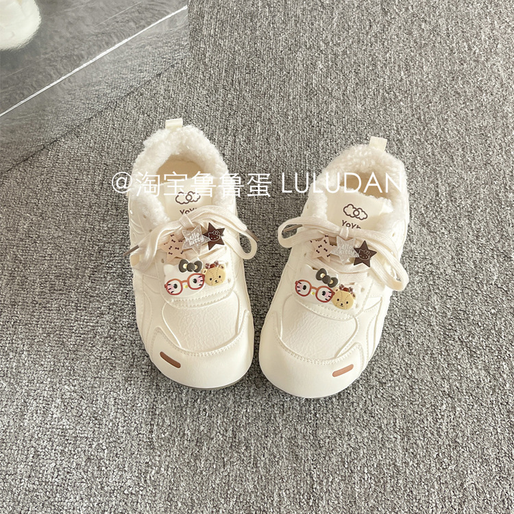 Hermosos zapatos blancos de base gruesa de dibujos animados para mujeres 2025 invierno nuevos zapatos de algodón cálido de terciopelo de moda variados zapatos deportivos casuales