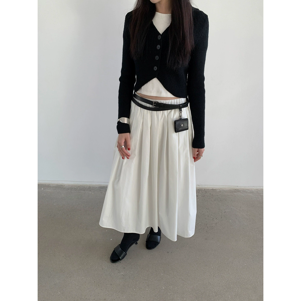 Yi En Oinbyin Сладкая девушка в трикотажном кардигане с морским воротником