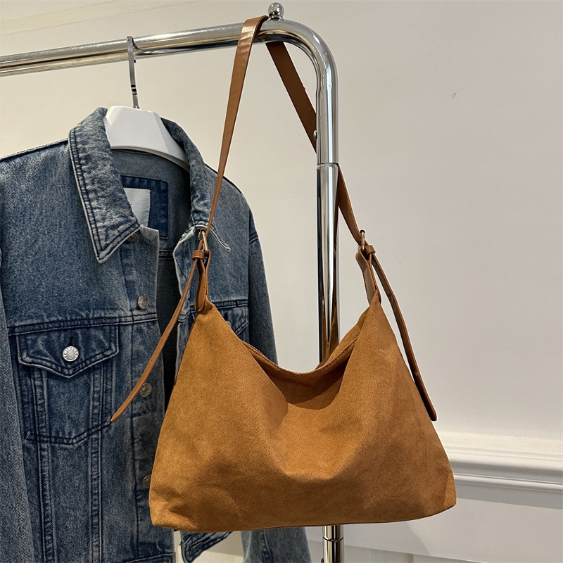 Bolsa de alta calidad para mujeres de gran capacidad 2024 nuevo otoño invierno retro nicho hombro único brazo bolso de viaje