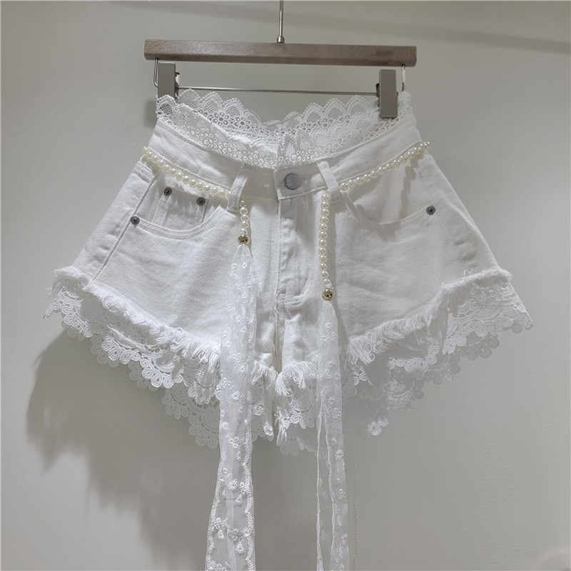 Shorts de Mezclilla con Encaje Calado, Bordes Deshilachados y Cinturón de Perlas para Verano