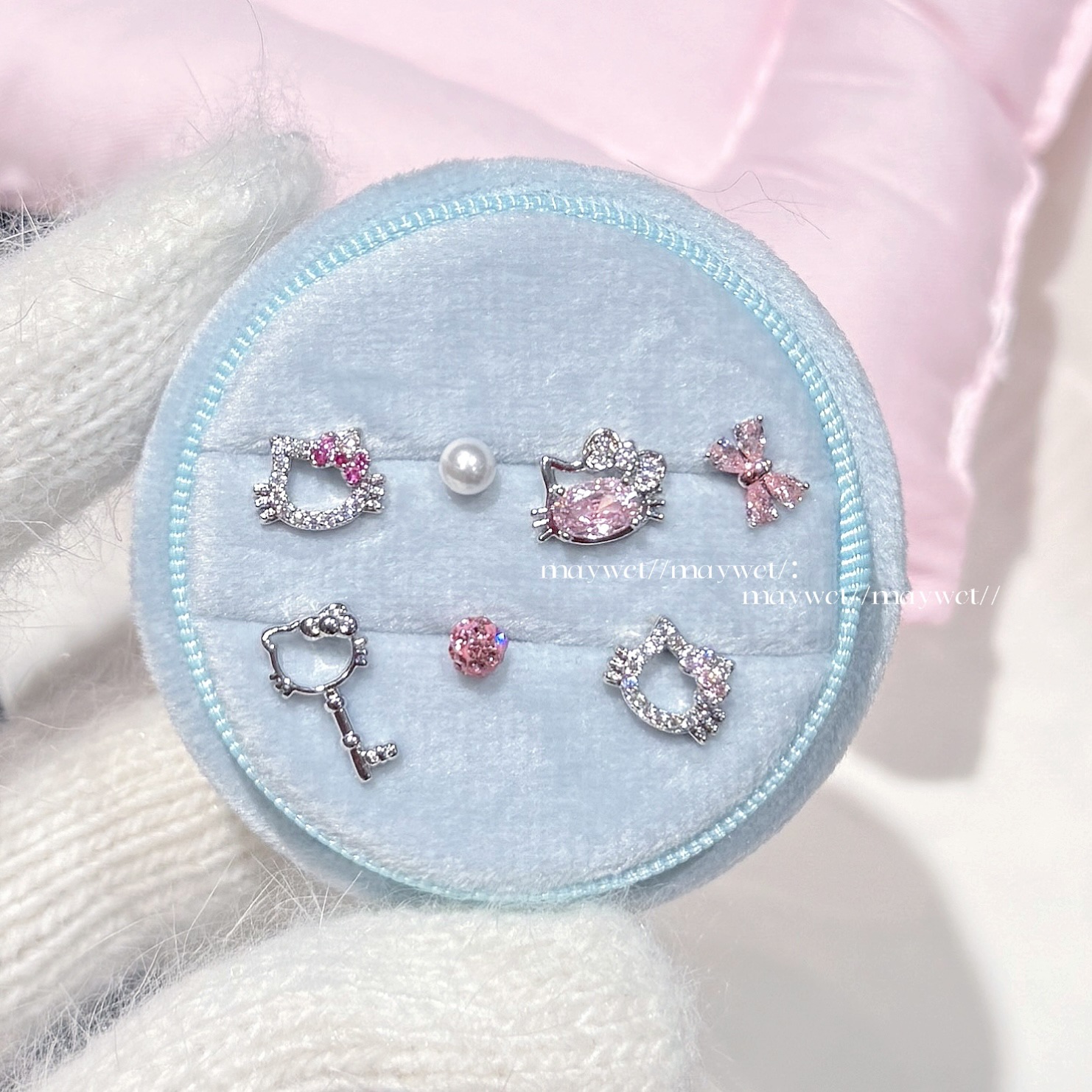 超嗲kitty粉色满钻镂空可爱蝴蝶结珍珠小众设计钛钢耳钉女耳骨钉