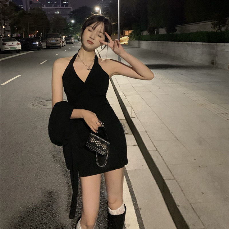 首掛けのワンピースの小さい背はvネックの女性を欲しがっています。|undefined