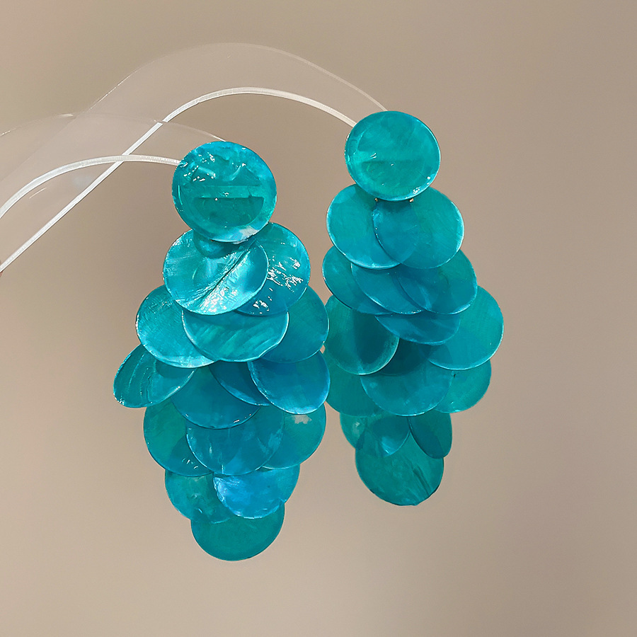 Pendientes de borla de concha redonda con aguja de plata Pendientes de temperamento de estilo de vacaciones junto al mar Pendientes de todo fósforo de alta gama de moda al por mayor