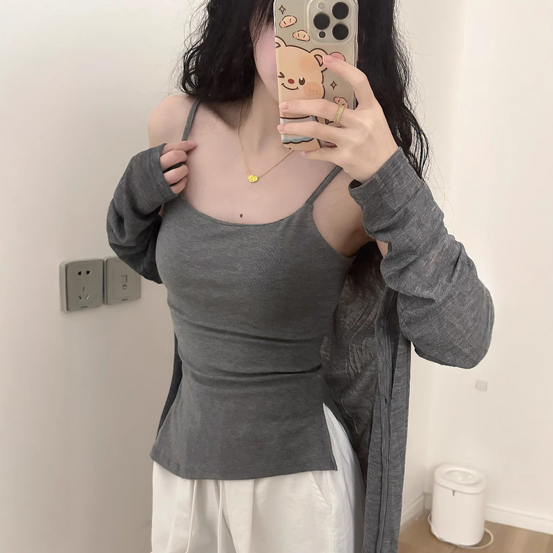 フォークを開けて身を修めて痩せています。胸のクッションを持っています。|undefined
