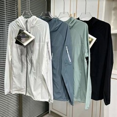夏の必需品、新しいユニバーサル速乾性日焼け止め服、軽くて薄い無地の抗UVアウトドアスポーツとレジャースキン服
