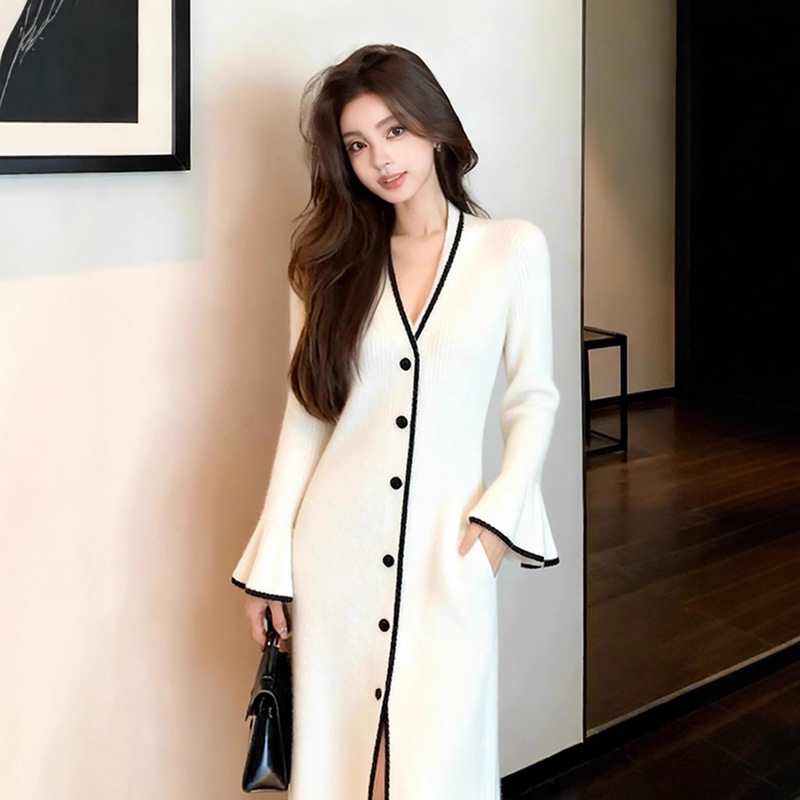 A Dress for Attending Important Occasions, with a Sophisticated French Style and an Elegant Feel, Featuring a Waist-Cinching Design, White Knit Long-Sleeve Dress for Autumn