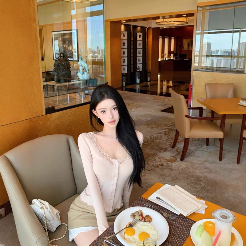 JAYKY YANGys1花蕾蕾丝边坑条V领针织打底衫长袖修身纽扣上衣|undefined