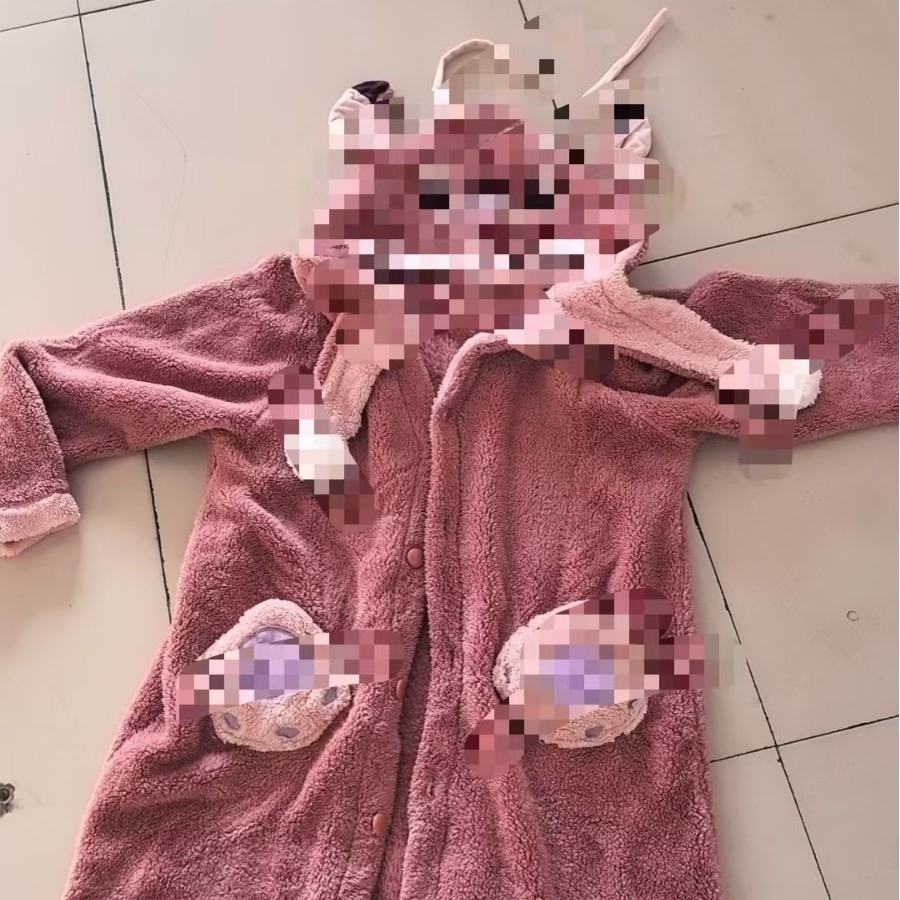 Bata de felpa coralina con capucha y personajes – Gruesa, ideal para invierno y hogar image 3