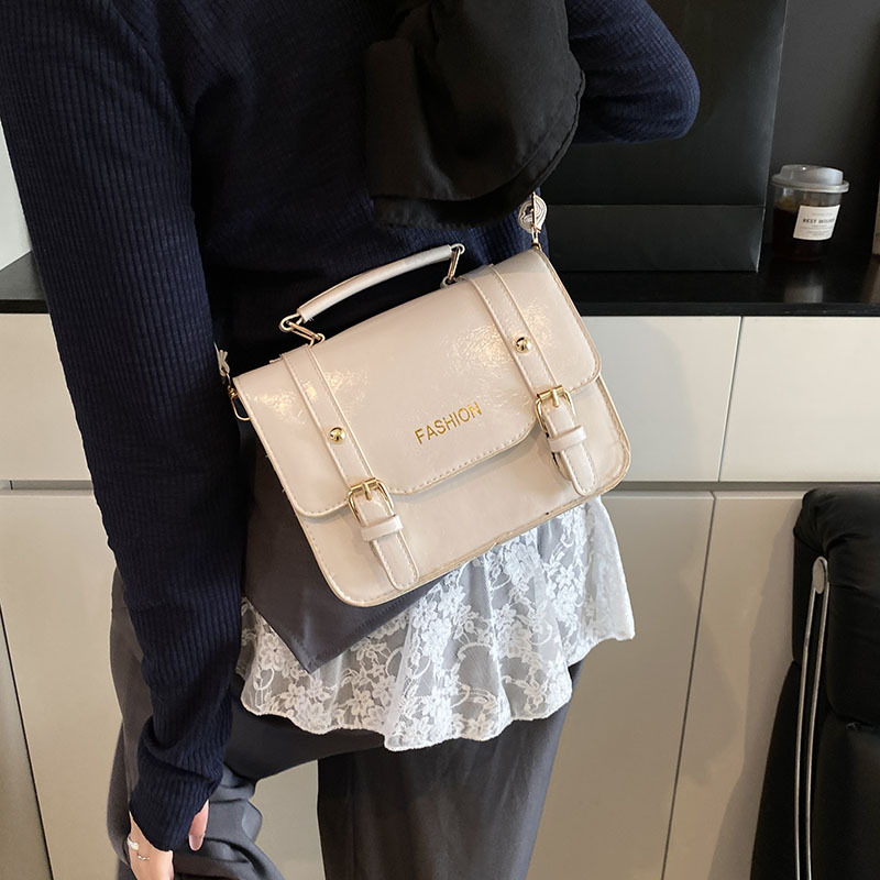 Bolso de mano retro británico para mujeres 2025, nueva moda, bolso cuadrado de color contrastante, bolso de mochila universal, primavera y verano, mujeres extranjeras